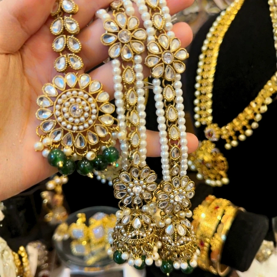 Kundan Earrings With Bindiya